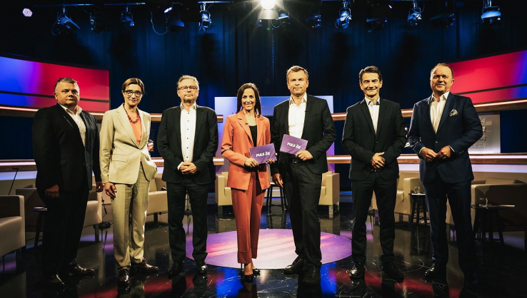 Gruppenbild mit zwei Damen: Harald Thoma, Lisa Totzauer, Alexander Wrabetz, Moderatorin Gundula Geiginger, Puls 4-Chef Markus Breitenecker, Roland Weißmann, Thomas Prantner