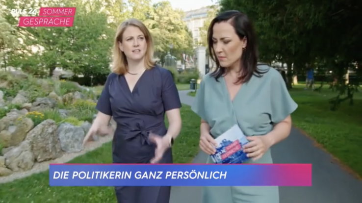 Als wendige und kompetente Interviewerin präsentierte sich Manuela Raidl, hier beim ersten Puls 4-SG im Burggarten mit NEOS-Chefin Beate Meinl-Reisinger