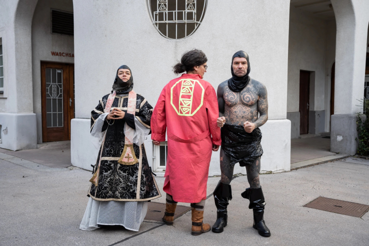 Regisseurin Ursula Napravnik mit den Darsteller*innen Sabine Marte und Didi Bruckmayr vor dem Schlingerhof in Floridsdorf